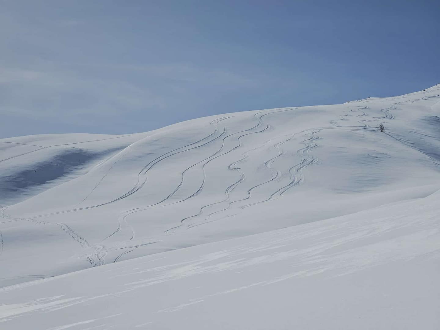 Abfahrtsspuren vom Gipfel Pfeiler