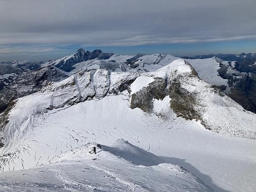 Großes Wiesbachhorn 3.564 m, Hinterer Bratschenkopf 3.413 m, Klockerin 3.422 m, Hohe Dock 3.348 m, Großer Bärenkopf 3.396 m, Mittlerer Bärenkopf 3.351 m (Hochtour) Hinterer Bratschenkopf 3.413 m 4