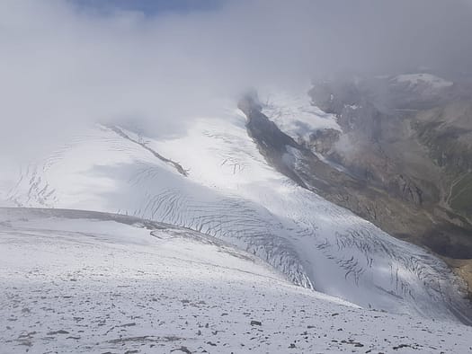 Großes Wiesbachhorn 3.564 m, Hinterer Bratschenkopf 3.413 m, Klockerin 3.422 m, Hohe Dock 3.348 m, Großer Bärenkopf 3.396 m, Mittlerer Bärenkopf 3.351 m (Hochtour) Hohe Dock 3.348 m 9