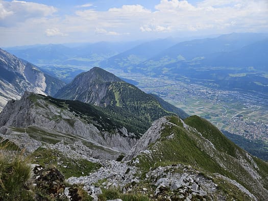Lattenspitze 2.330 m, Pfeiser Spitze 2.347 m, Thaurer Jochspitze 2.306 m (Bergtour) Lattenspitze 2.330 m Pfeiser Spitze 2.347 m Thaurer Jochspitze 2.306 m Bergtour 25