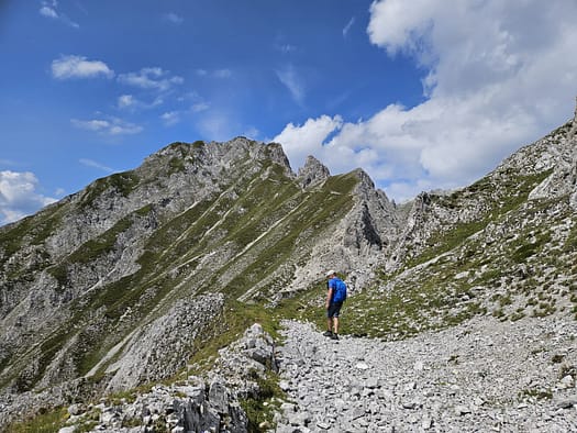 Lattenspitze 2.330 m, Pfeiser Spitze 2.347 m, Thaurer Jochspitze 2.306 m (Bergtour) Lattenspitze 2.330 m Pfeiser Spitze 2.347 m Thaurer Jochspitze 2.306 m Bergtour 26